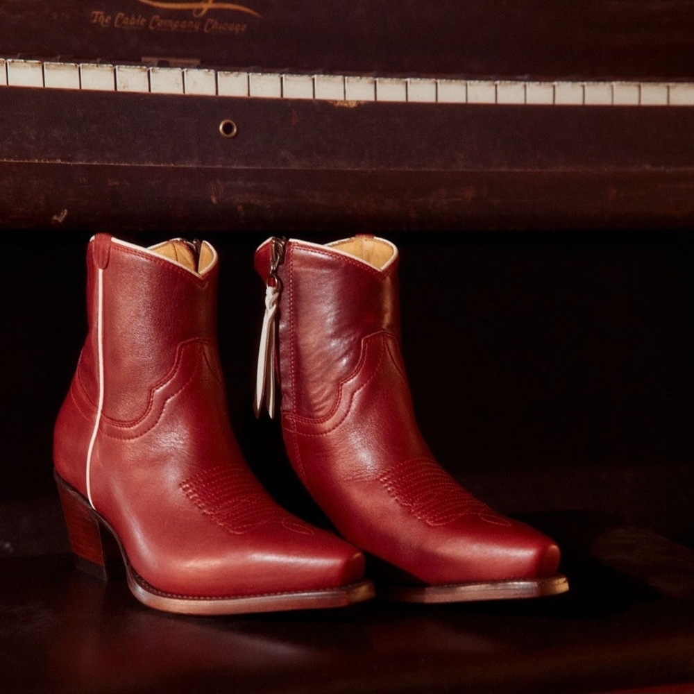 In search of Tecovas Daisy in scarlet. Size 8 or 8.5.